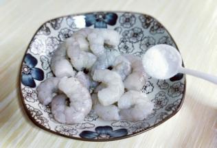 胡萝卜去皮，洗干净切片。再加入盐。
