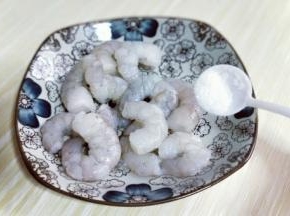 胡萝卜去皮，洗干净切片。再加入盐。