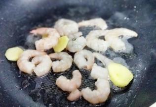 起油锅，加入切好的姜片，小火煸炒。炒至虾仁变色。