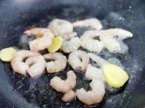 起油锅，加入切好的姜片，小火煸炒。炒至虾仁变色。