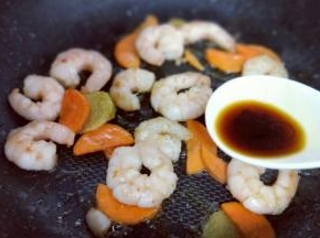 再加入切好的胡萝卜片。加入生抽，翻炒均匀。