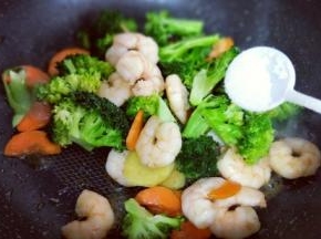 再把焯过水的西蓝花倒入。再把焯过水的西蓝花倒入。最后加入白砂糖翻炒均匀出锅。