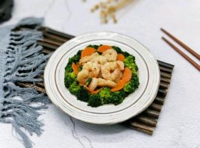 摆盘，把西蓝花摆放再盘子的外圈，将胡萝卜片摆放再西蓝花上面，围一圈，再把虾仁放入中间。(这一步可以省略哈～)