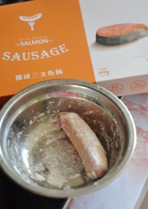 三文鱼肠裹上一层淀粉。