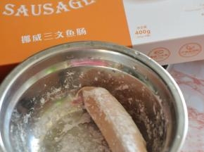 三文鱼肠裹上一层淀粉。
