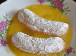 放入蛋液中裹均匀。