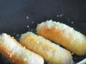 炸到表面变色时翻面，直到整体炸成金黄。