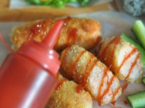 鱼肠表面挤上番茄酱。