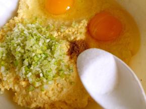 放盐调味后搅拌均匀