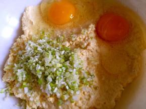 玉米浆、大葱、鸡蛋放盆中