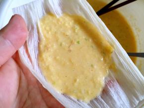 舀1-2勺玉米浆放在玉米叶上