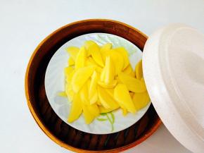 土豆去皮切薄片，上锅蒸软即可，这个是蒸笼煲，我下面同时煮了鹌鹑蛋