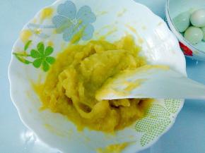 蒸好的土豆趁热压成泥状，鹌鹑蛋去壳