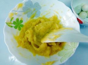 蒸好的土豆趁热压成泥状，鹌鹑蛋去壳