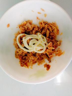 取适量金枪鱼捞出沥油，弄散加入适量沙拉酱