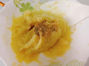 土豆泥里加入胡椒粉，盐