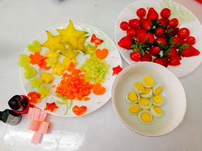 准备好压花模具，将水果等压花，小西红柿，鹌鹑蛋，草莓切半即可，胡萝卜黄瓜压花，取适量切成丁