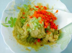 将胡萝卜，黄瓜切丁部分拌入土豆泥里