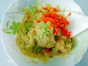 将胡萝卜，黄瓜切丁部分拌入土豆泥里