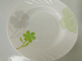 取一个盘子，采用一点深盘，刚好可以将土豆泥把底盘堆满