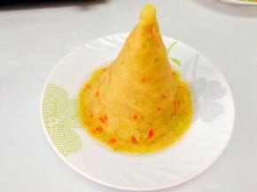 尽量塑形时往上伸，手套戴上哦，这样圣诞树胚子会更形象