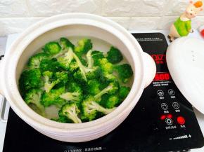 水里加油，盐煮开倒入西兰花