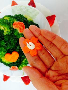 胡萝卜我家孩子喜欢生吃，如果不喜欢的友友可以先焯水哈，为了更好沾上，涂点沙拉酱后贴在圣诞树上