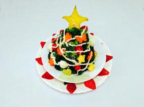 挤上沙拉酱，用适量糖珠装饰下，再撒点椰蓉当雪花，美美的圣诞树就完成了