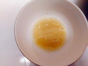 发酵粉加糖粉，用少量温水激发