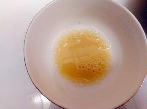 发酵粉加糖粉，用少量温水激发