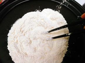 取出中筋粉，面粉里加入糖粉搅拌均匀后倒入酵母水