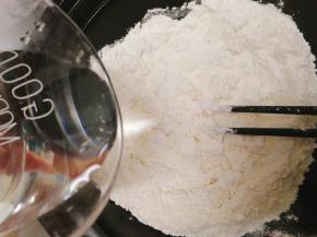 准备适量温水，面粉牌子不同，吸水量也会不同，所以建议友友们边倒边拌，不要一下子全倒入