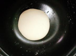 揉面非常关键，馒头够不够松软，够不够光滑，功夫全在揉面上了，所以不能偷懒哦，揉至光滑面团，盖上盖子，进行发酵