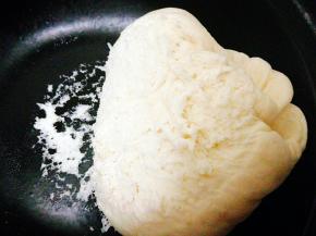 发酵好的面团会增大，组织蓬松，