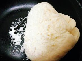 发酵好的面团会增大，组织蓬松，