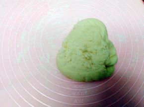 案板上撒上干粉，开始揉面排气，揉越光滑越好