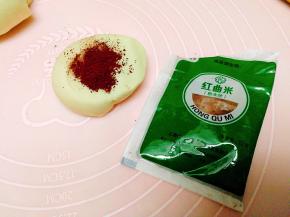 取少量面团揉进红曲粉