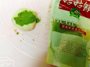 同样方法揉了绿色面团