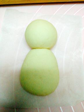 白面团，一个30，一个35克，分别揉出雪人头和身体。