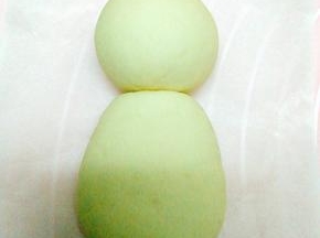 白面团，一个30，一个35克，分别揉出雪人头和身体。