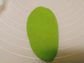 绿色面团擀成椭圆形