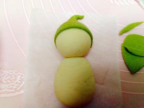 对半切，包在雪人头上