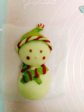 取可可粉面团，搓圆当眼晴 ，红曲粉面团，搓圆当红脸蛋，白色面团当鼻子