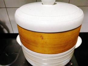 冷水上锅，大气上来转中小火蒸5分钟，焖2分钟出锅