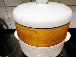 冷水上锅，大气上来转中小火蒸5分钟，焖2分钟出锅
