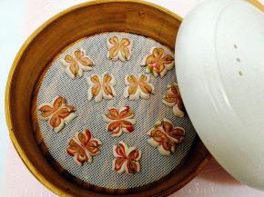 全部完成，放上蒸笼 ，因为整形时间长，所以二次发酵只需1分钟即可上锅蒸