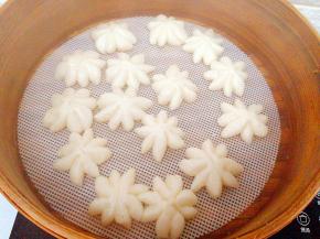 蒸好的，一朵朵洁白的雪花，