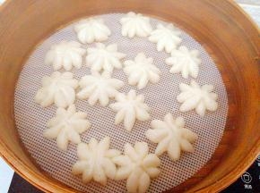 蒸好的，一朵朵洁白的雪花，