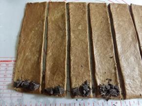 在长条的一端放上你喜欢的馅料，我放了碎巧克力块。