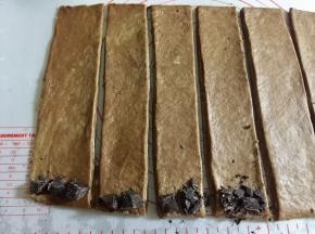 在长条的一端放上你喜欢的馅料，我放了碎巧克力块。